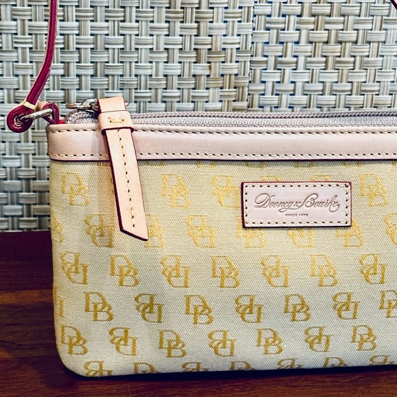 🌟2xHP🌟VTG 2000 Dooney & Burke Yellow Signature Monogram Jacquard Lg SlimWristlet - Picture 2 of 12